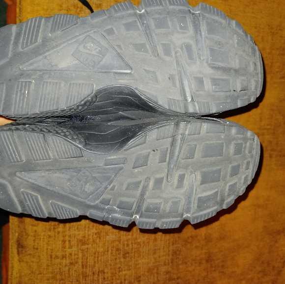 Black Nike Air Huaraches - Picture 4 of 8